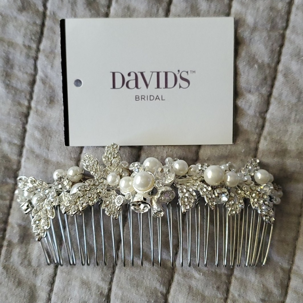 NWT David's Bridal Crystal and Pearl Wedding Comb
